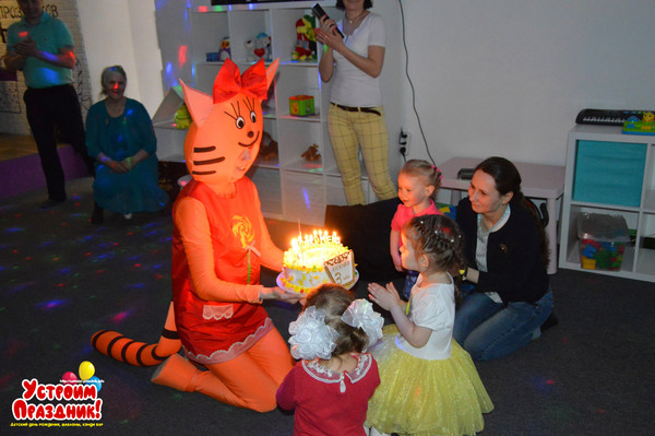 день рождения три кота торт со свечами
