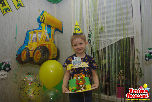 день рождения в стиле трактор именинник с тортом фотография