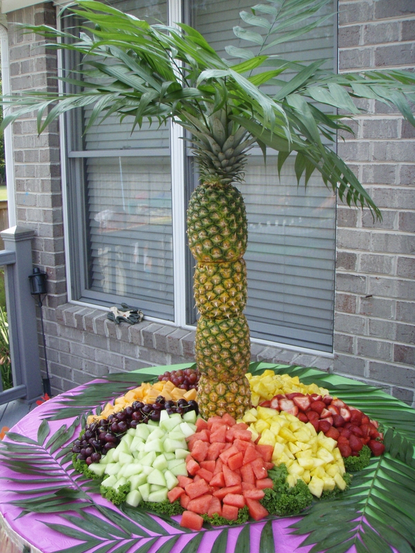 пальма из ананасов с фруктами