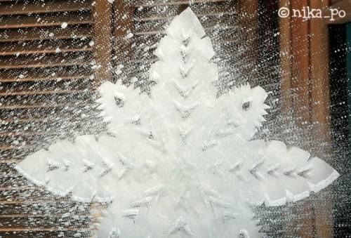 Снежинки на окне зубной пастой как сделать