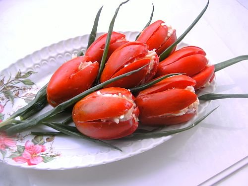 «Тюльпаны» из помидоров