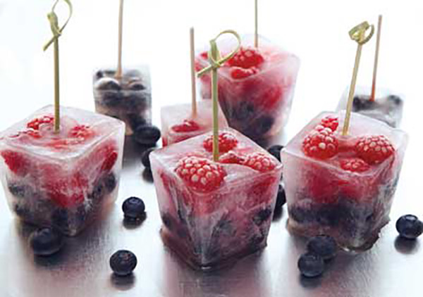 Как украсить бокалы для коктейля лед с замороженными фруктами
