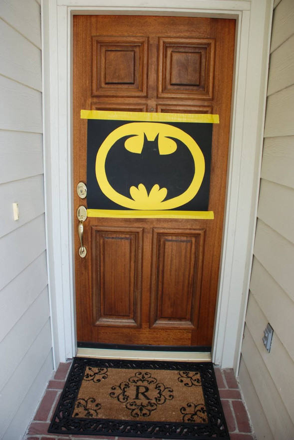 украшение двери плакатом с логотипом Бэтмена