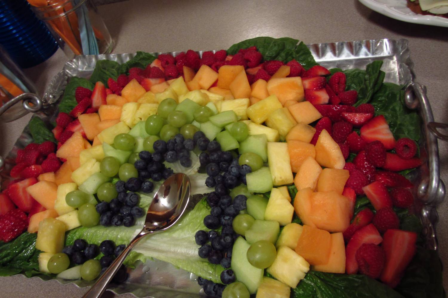 Ассорти из фруктов на праздничный стол на 23 февраля