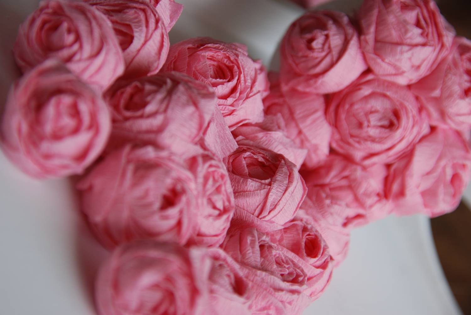 Гофрированные розочки. Розочки из гофрированной бумаги. Розы из крепированной бумаги. Розы из креповой бумаги. Букет роз из гофрированной бумаги.