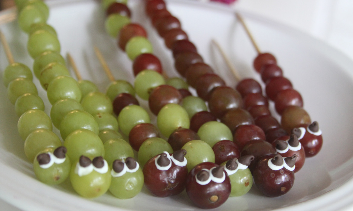 «Цветущая сакура»: поделка для детей и взрослых из веточки винограда