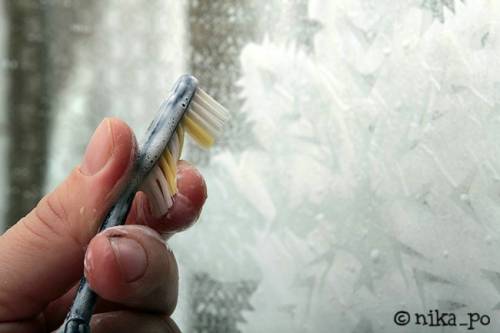 Снежинки на окне зубной пастой как сделать