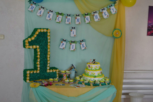 Максимке 1 год день рождения в стиле Джентельмен в желто-зеленом цвете